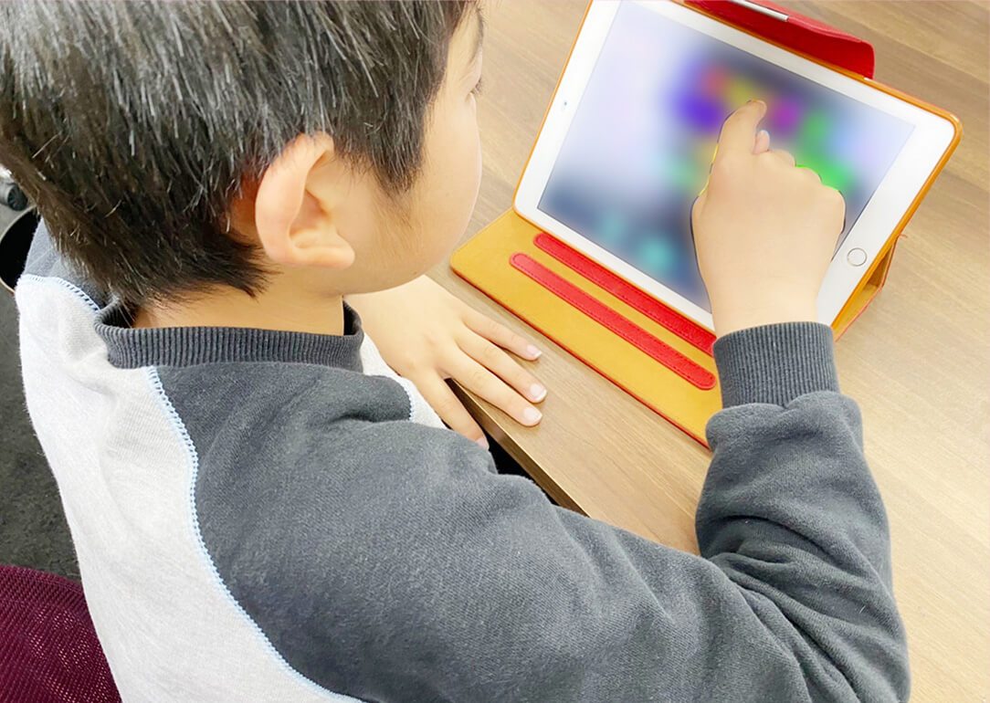 タブレットを操作する男の子